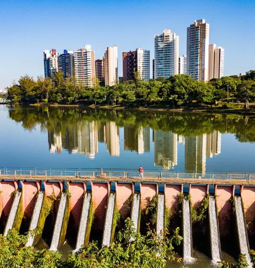 Lago Igapó e edifícios de Londrina vistos durante o dia